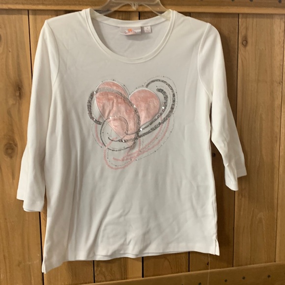 Woman’s White Top By Quacker Factory Size Small With Heart Design - Picture 1 of 4